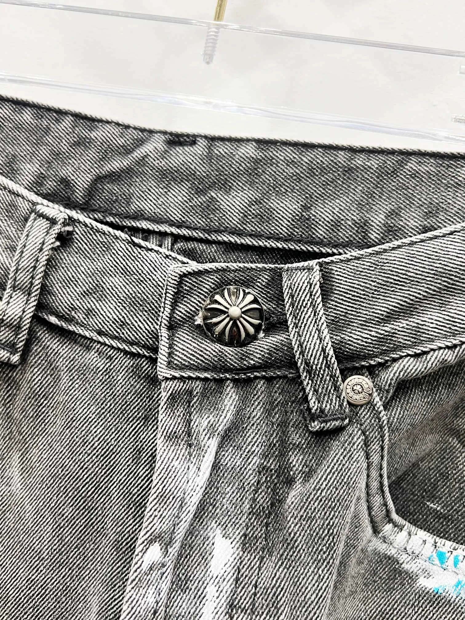 P360 Style No.: (r046) GALLERY DEPT. & Croixin co-branded 2025 new Cow King patchwork hand-painted colorful cross patchwork leather couple style bootcut jeans 🔥High version🔥High version🔥 Top ceiling quality Styles with different washed textures are very friendly to people with thin legs and thick legs. The bootcut version perfectly modifies the leg shape The timeless and moderate length makes it easy to match and match. It is the basis for various styles and is a must-have in your wardrobe! The fabric is stiff but also makes the upper body soft without losing texture. The washing process is even more perfect. It is a must-have item for everyone! ! ! Washed wheat, tag, trouser label, three labels complete Color: washed black Size: 28, 30, 32, 34, 36 (five sizes)